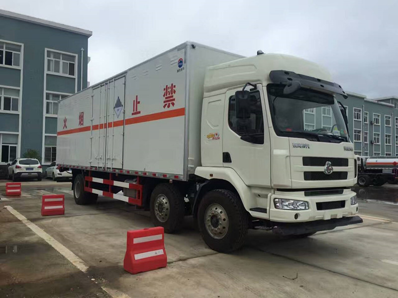 柳汽9米6雜類危險(xiǎn)品運(yùn)輸車