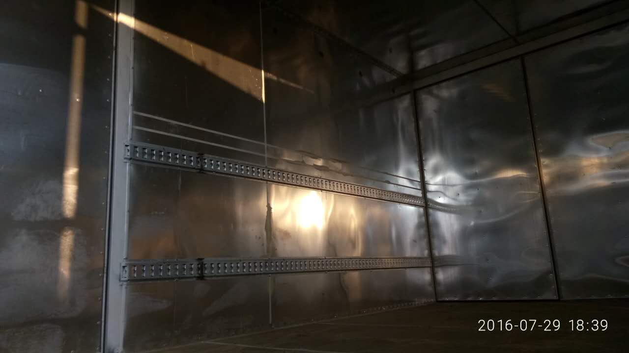 柳汽9米6雜類危險(xiǎn)品運(yùn)輸車