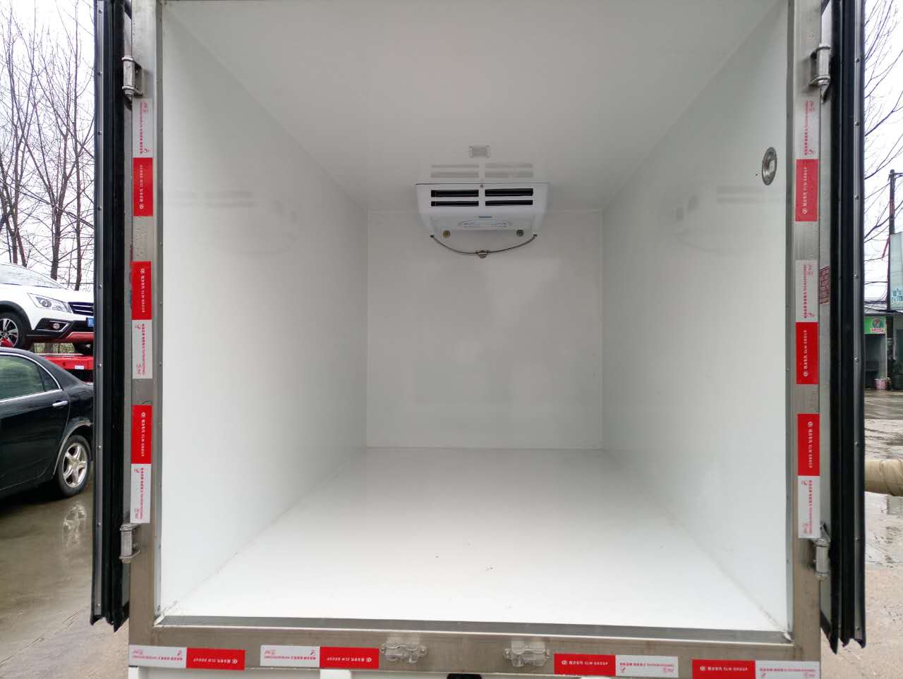 躍進(jìn)小福星3米2柴油冷藏車 (2).jpg