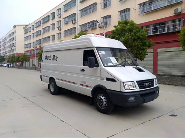 依維柯8方面包冷藏車