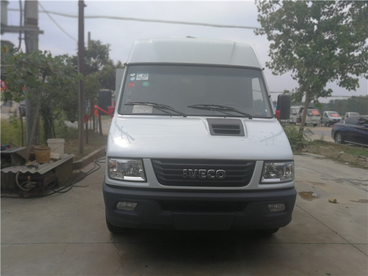 依維柯國五柴油藥品面包冷藏車