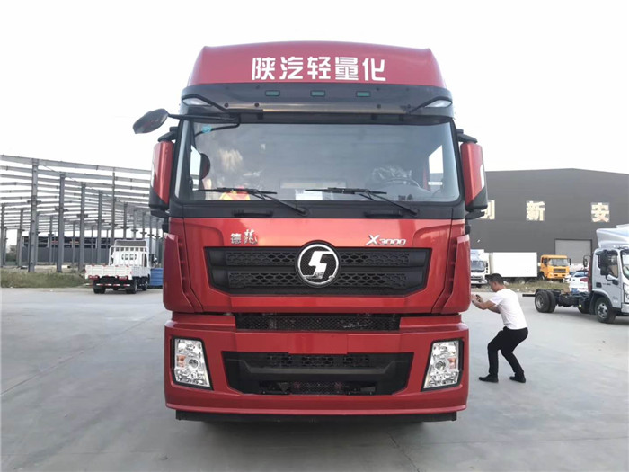 陜汽德龍9米6冷藏車 (1).jpg