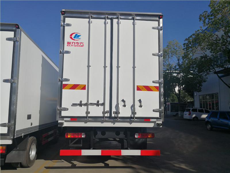 解放9米6冷藏車