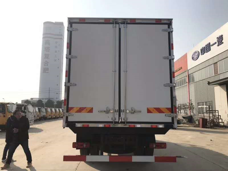 東風(fēng)天錦肉鉤冷藏車(chē)