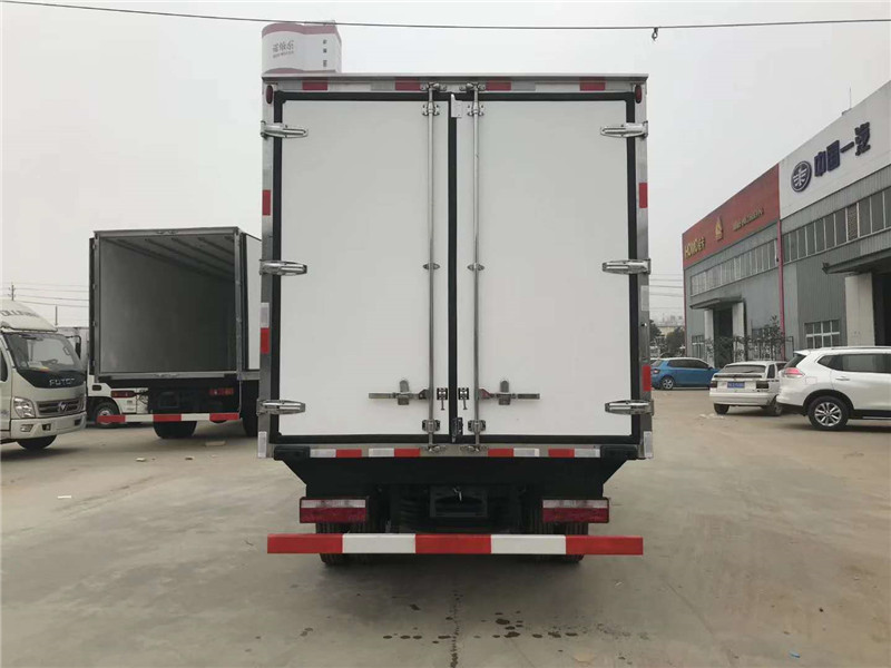江淮駿鈴4米2肉鉤冷藏車