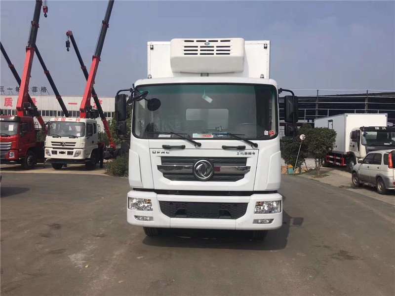 多利卡6米8冷藏車(chē)