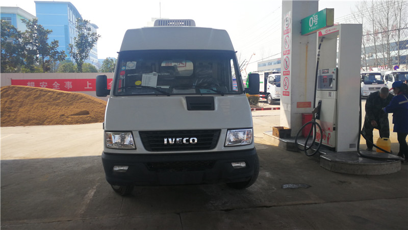 依維柯后雙輪面包冷藏車