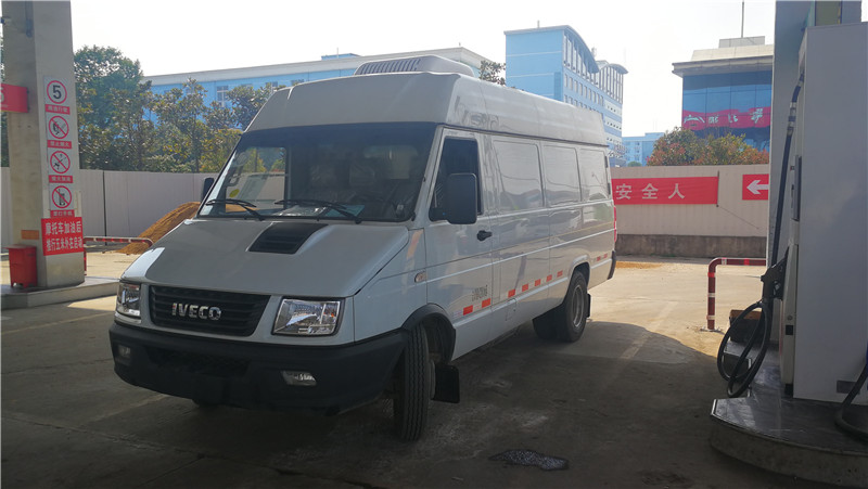 依維柯后雙輪面包冷藏車