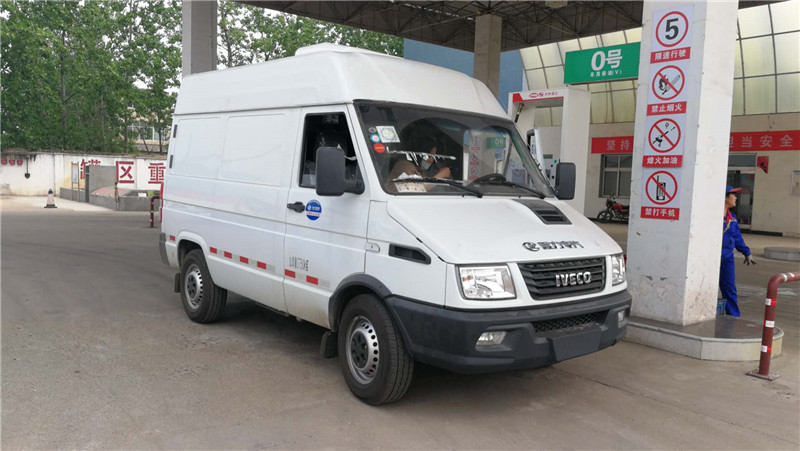 依維柯面包冷藏車(chē) (2).jpg