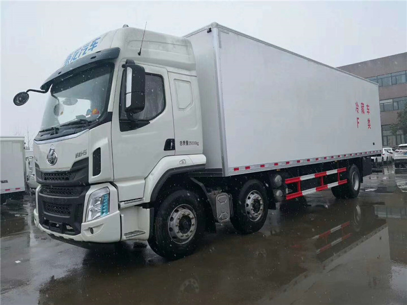 柳汽乘龍9米6冷藏車