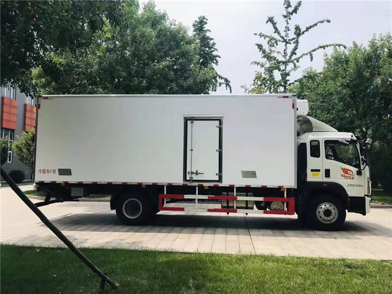 重汽豪沃6米8冷藏車 (4).jpg
