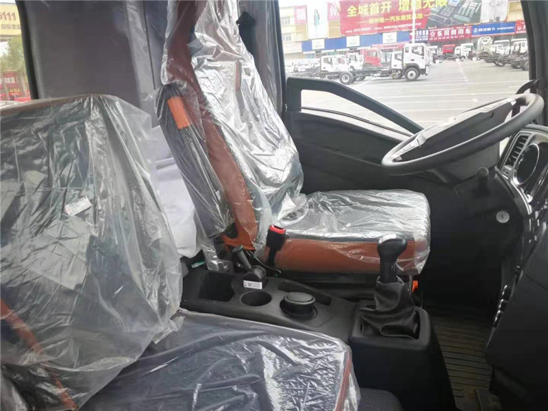 重汽豪沃6米8冷藏車 (8).jpg