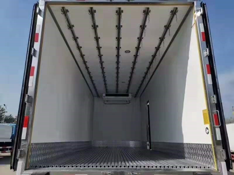東風天錦6米8樓高頂雙臥冷藏車