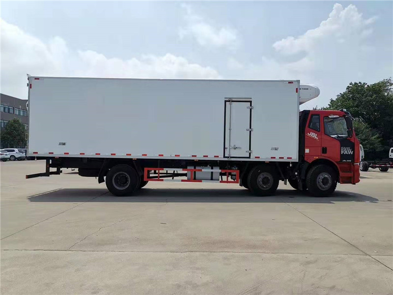 解放小三軸8米7冷藏車 (6).jpg