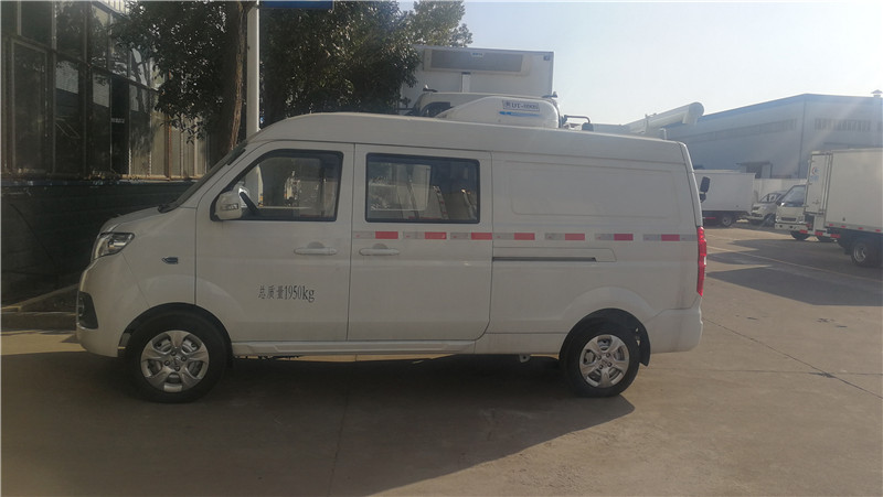 金杯雙排面包冷藏車(chē)